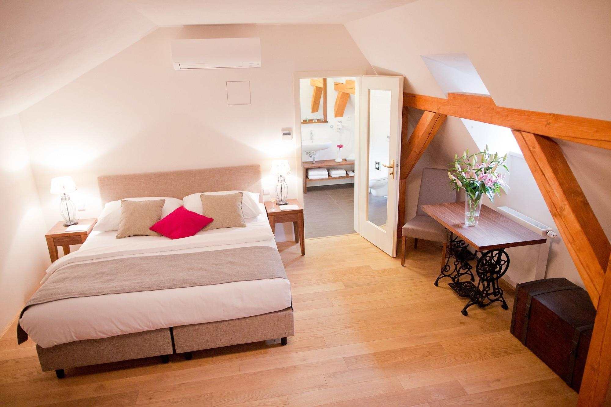 Hotel Golden Key Prague Castle Екстериор снимка