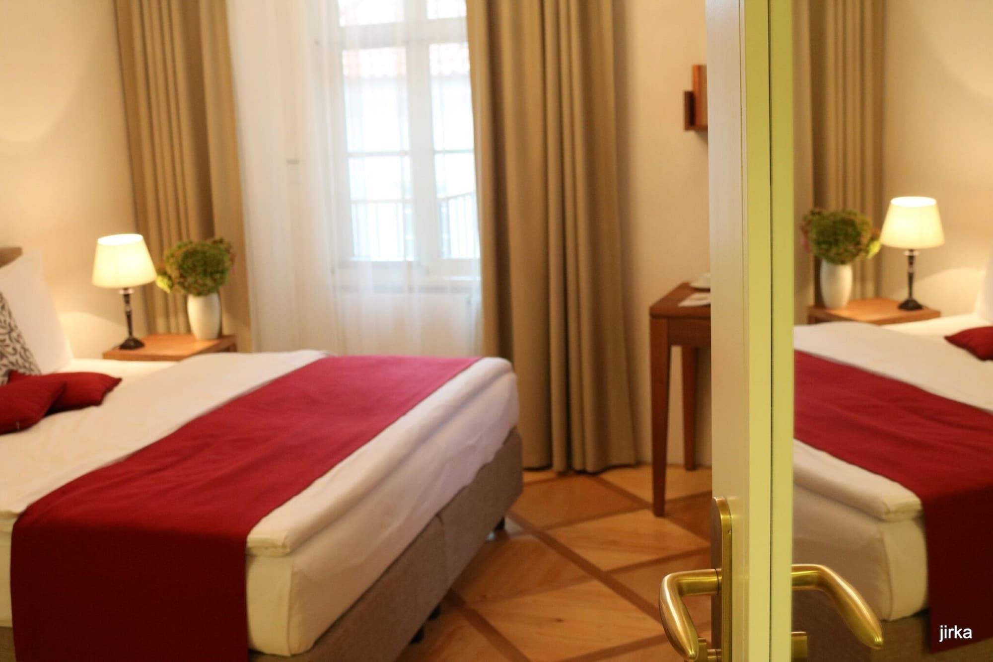 Hotel Golden Key Prague Castle Екстериор снимка