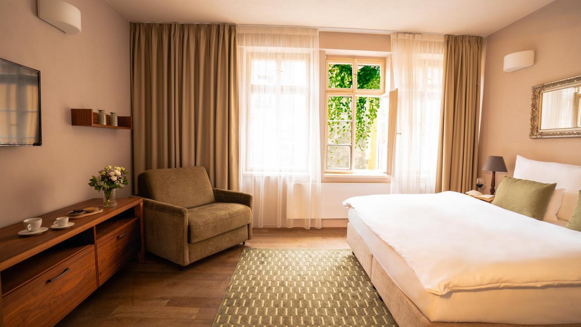 Hotel Golden Key Prague Castle Екстериор снимка