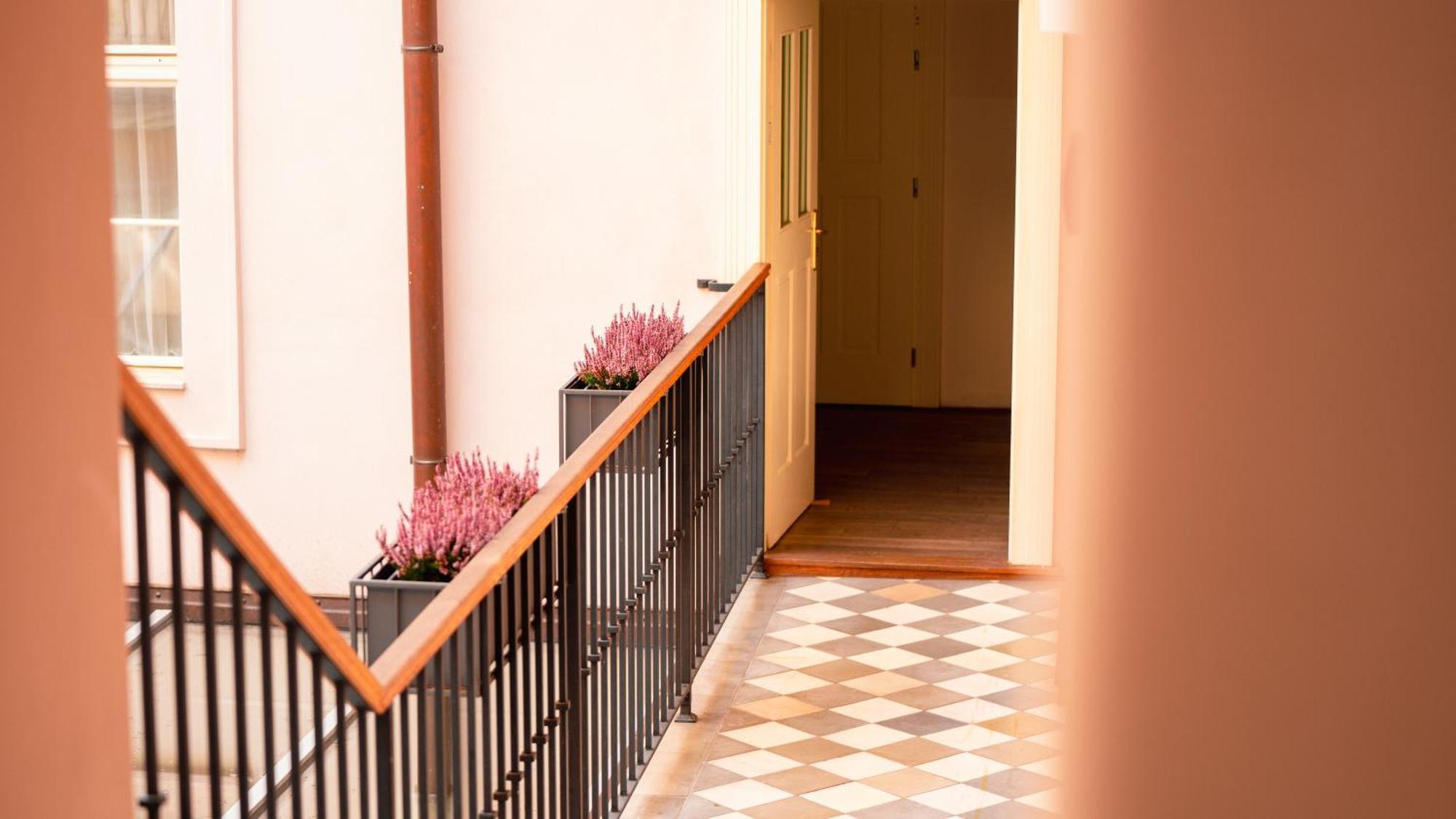 Hotel Golden Key Prague Castle Екстериор снимка