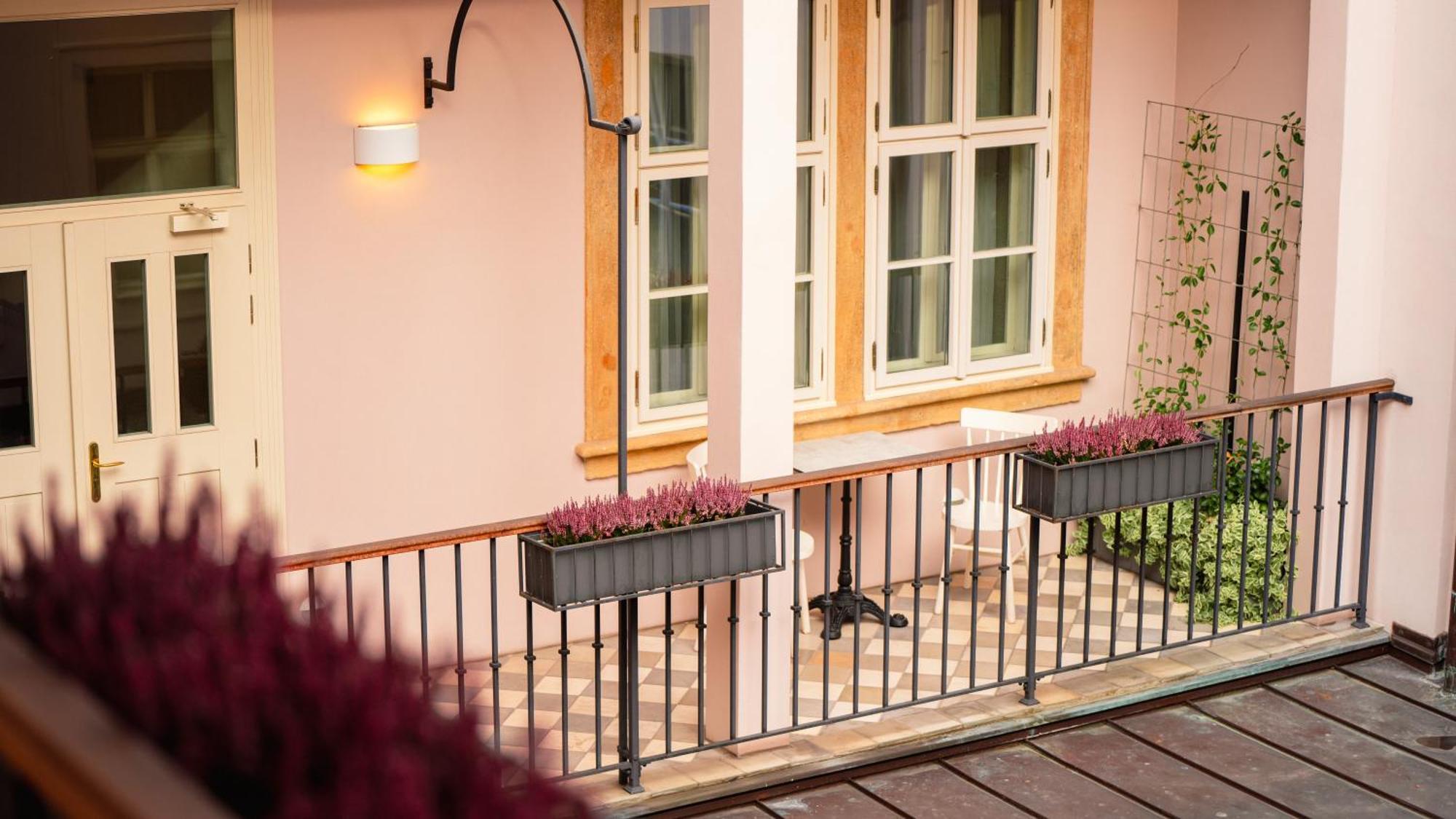 Hotel Golden Key Prague Castle Екстериор снимка