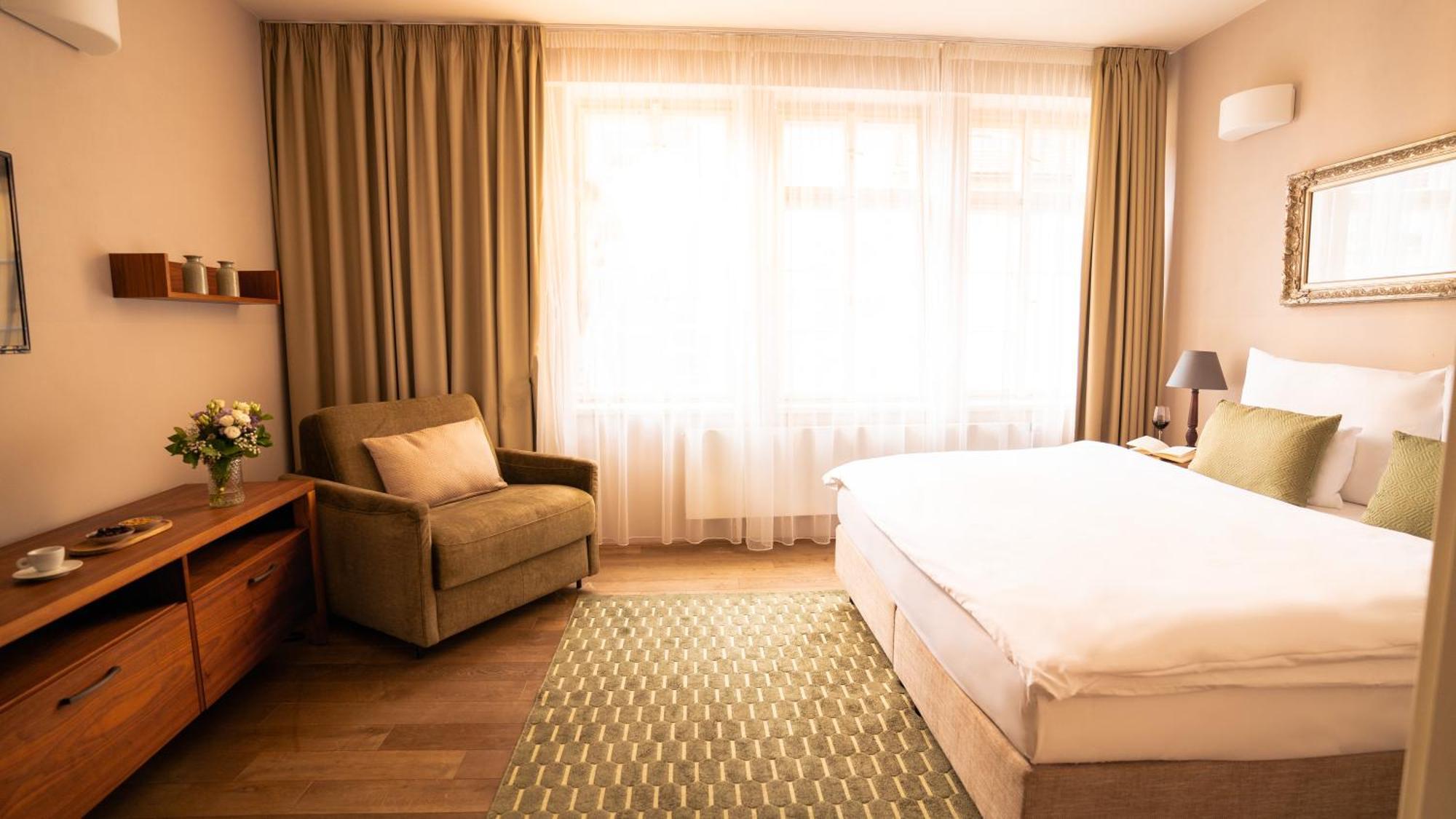 Hotel Golden Key Prague Castle Екстериор снимка