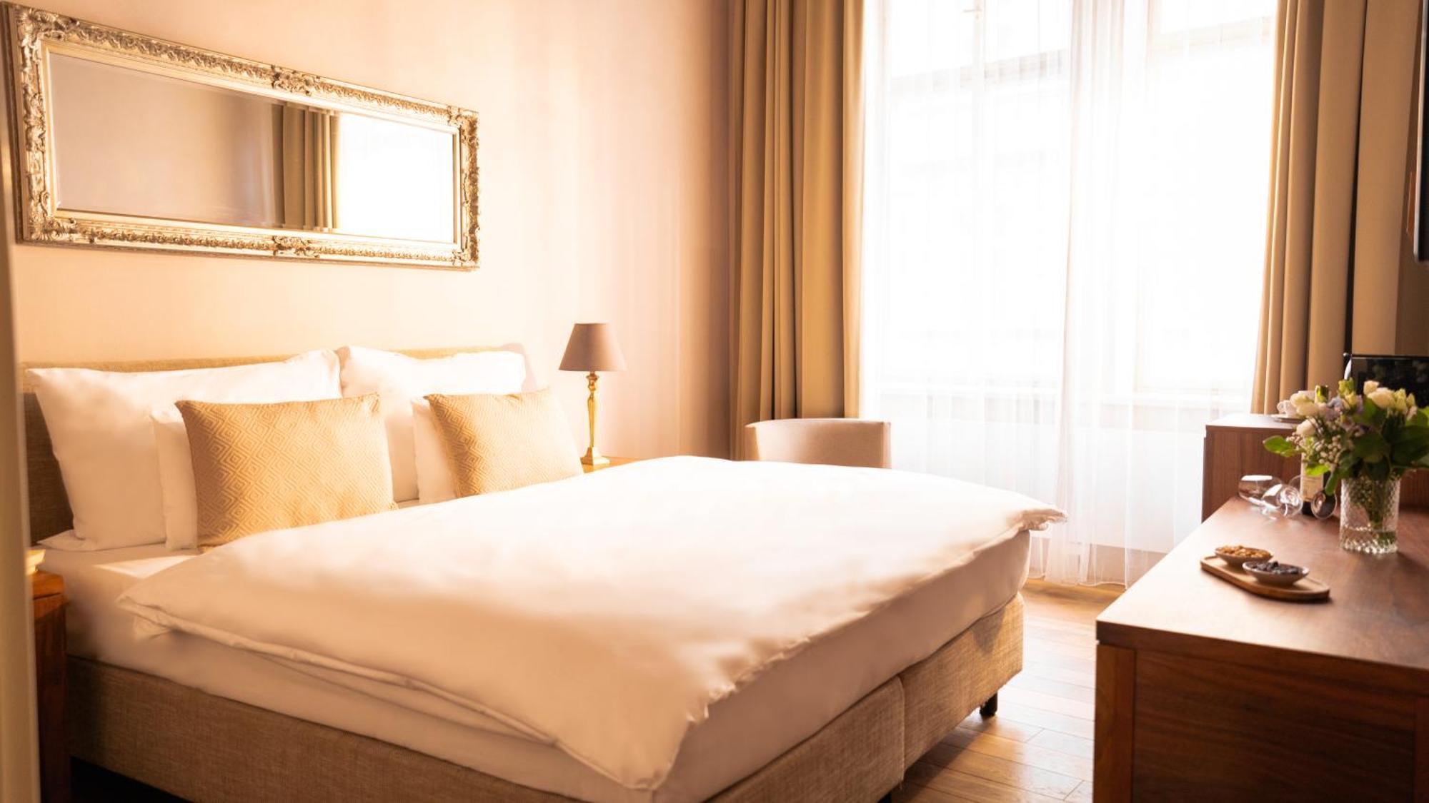 Hotel Golden Key Prague Castle Екстериор снимка