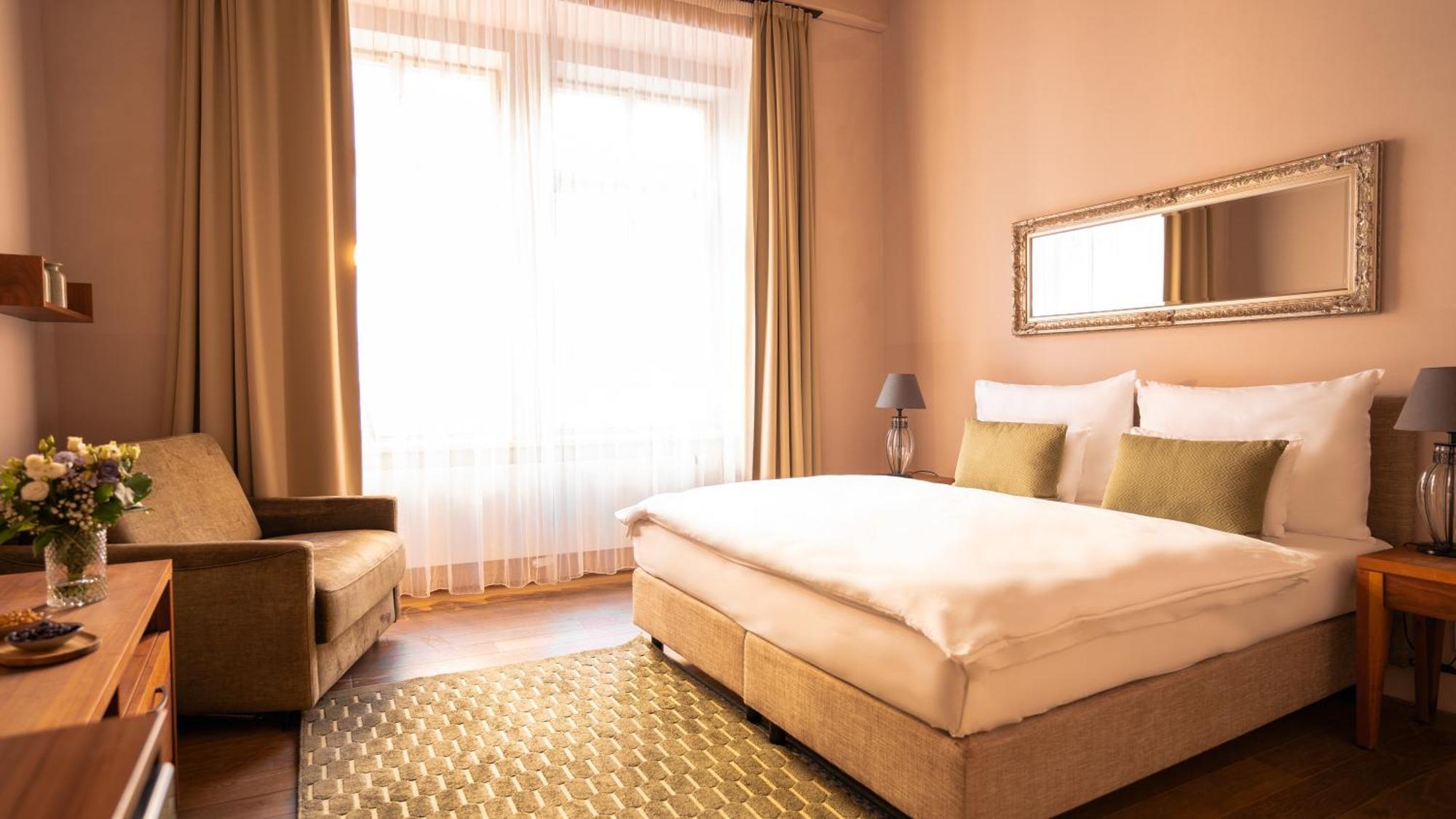 Hotel Golden Key Prague Castle Екстериор снимка
